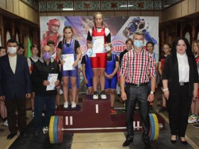 В Горловке стартовало открытое первенство ДНР по тяжелой атлетике среди юношей и девушек до 18 лет