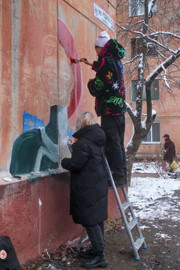 На стене пятиэтажки в центре Горловки наносят граффити, посвященное российскому рэперу Моргенштерну