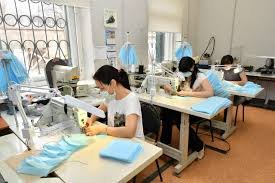 Сколько предприятий в ДНР производят одежду и обувь, и какой объем их производства