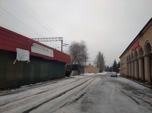 На железнодорожной станции "Горловка" законсервировали пострадавшие от обстрелов киоски
