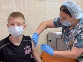 В Украине подросткам от 14 лет будут выдавать 1000 гривен за вакцинацию от COVID-19