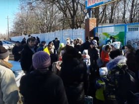 Жители ДНР, эвакуированные в Ростовскую область, устроили перепалку с водителем, который их привез