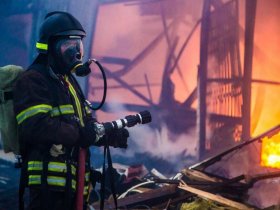 В Горловке сгорел большой частный дом с гаражом и автомобилем, госпитализирован мужчина