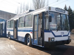 Из-за повреждений при обстрелах, в Горловке временно приостановлено движения троллейбусов