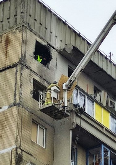 В Горловке устраняют последствия обстрела жилого фонда в жилмассиве "Комсомолец" (фото)
