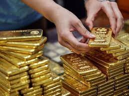 В Москве огромные очереди в отделения “Сбера”, люди скупают золото в слитках, записываются за несколько дней