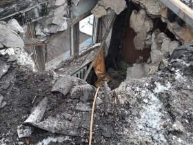 Коммунальные предприятия Горловки восстанавливают кровли жилых домов, поврежденных в результате обстрелов
