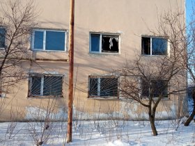 В Горловке под обстрел попало здание Дома-интернета для пожилых людей и амбулатория городской больницы (фото)