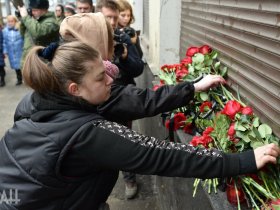 Донецк скорбит: дончане несут цветы к месту трагедии 14 марта (фото)