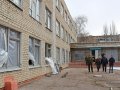 В Горловке идут работы по ликвидации последствий обстрела двух школ города (фото)