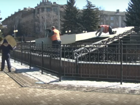 На площади Победы в Горловке начали демонтировать защитную конструкцию фонтана (видео)