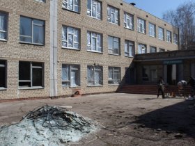 В школе № 50 Горловки, в которой в результате обстрела погибли учителя, активно ведутся ремонтные работы (фото)