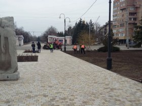 Коммунальные службы Горловки приводят в порядок площадь Победы и бульвар Димитрова