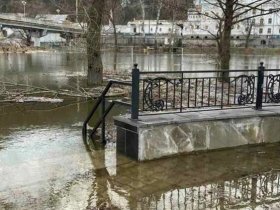 Река Северский Донец затопила Святогорск из-за подрыва дамбы в Харьковской области