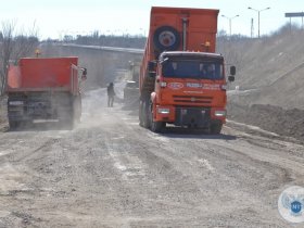 Ямы на разбитых войной дорогах ДНР засыпали 1400 тоннами отвального шлака