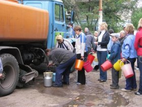На фоне острого дефицита воды: с 15 апреля в Донецке откроют стационарные пункты раздачи технической воды (адреса)