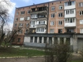 В Донецке снаряд разорвался во дворе пятиэтажного дома, три человека получили ранения (фото)