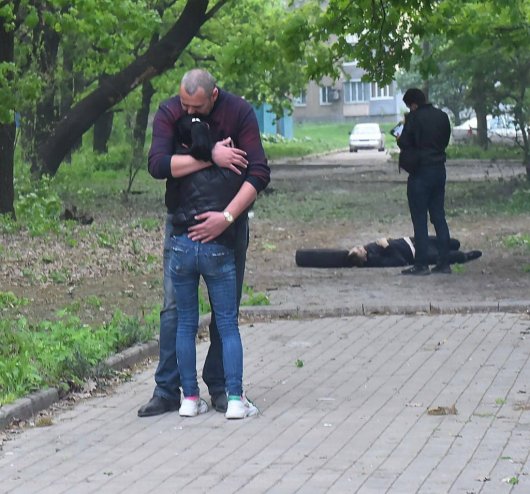 9 мая в Донецке погиб 16-летний парень, он успел проводить девушку домой, но когда возвращался попал под обстрел