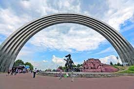 В Киеве решили снести более 40 связанных с Россией памятников