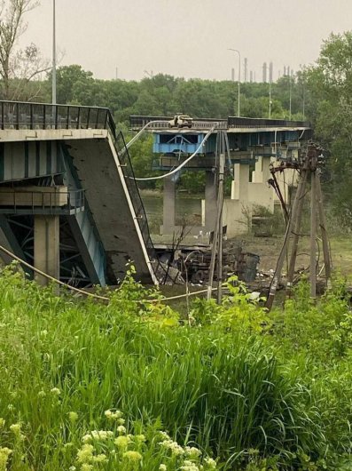 Фотофакт: на Донбассе взорван еще один мост, соединяющий Северодонецк и Лисичанск