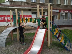 Ремонт детской площадки около театра кукол в Горловке подходит к завершению