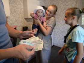 С 11 мая в России начались новые выплаты пособий для семей с детьми от 8 до 17 лет