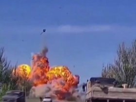 Оторванная взрывом башня танка взлетела в воздух на 50 метров, попав на видео (ВИДЕО)
