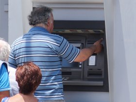 В банкоматах на территории ДНР можно будет снять наличные с российских банковских карт