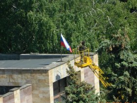 На здании мэрии Светлодарска поднят флаг России