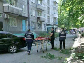 Машина скорой помощи в Донецке сгорела от прямого попадания снаряда, ранен водитель