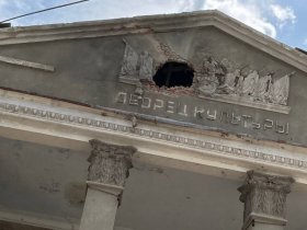 В горловском поселке Гольмовский, снаряд пробил фасад ДК, повреждены жилые дома, ранено 2 человека