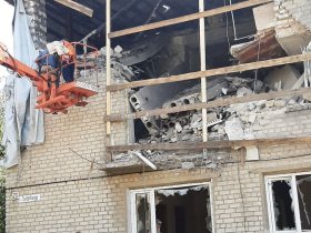 Коммунальные службы Горловки выполняет работы по временному ремонту разрушенного жилья (фото)