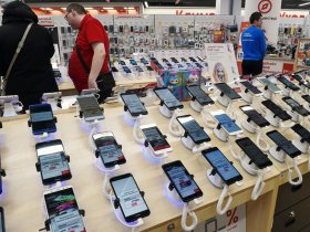 Китайская компания Xiaomi заняла первое место по продажам смартфонов в РФ, обойдя Samsung