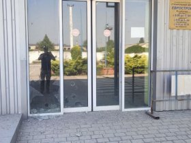 Последствия утреннего обстрела центра Горловки, пострадало здание Пенсионного фонда и ближайшие здания (фото)