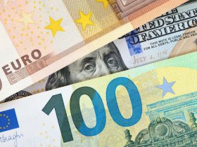 Впервые за 20 лет доллар и евро сравнялись по цене