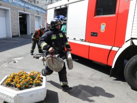 Во время пожара в пятиэтажном доме в Горловке спасли мужчину