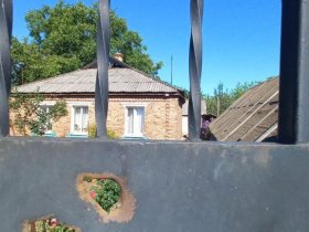 В Горловке обстреляли поселок Комарова, повреждены жилые дома и котельня