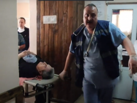 Мирный житель Горловки, получивший ранение при обстреле 245-го квартала, доставлен в медучреждение (видео)