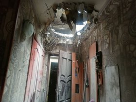 В Горловке снаряд влетел в квартиру пятиэтажки, в которой находилась женщина с двумя детьми (фото)