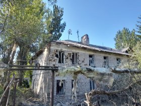 В результате обстрела поселка машзавода в Горловке сильно поврежден многоквартирный дом и газопровод (фото)