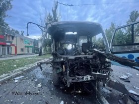 Автобус с пассажирами попал под обстрел на севере Донецка, три человека погибли, пять ранены