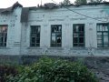 Утром ВСУ обстреляли Горловку, разрушены жилые дома, школа, горит ТЦ "Бермуды".