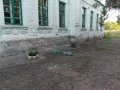 Утром ВСУ обстреляли Горловку, разрушены жилые дома, школа, горит ТЦ "Бермуды".