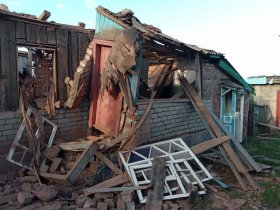 Утром ВСУ обстреляли Горловку, разрушены жилые дома, школа, горит ТЦ 