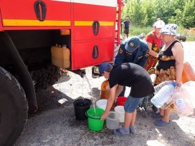 Автоцистерна МЧС с питьевой водой попала по обстрел в Донецке