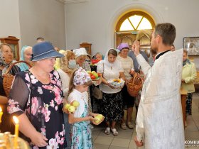 Жители Горловки празднуют Яблочный Спас (видео)
