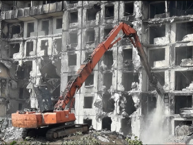 Строители приступили к сносу около 500 не подлежащих восстановлению многоэтажек в Мариуполе
