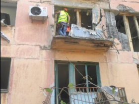В Горловке оперативно приступили к восстановлению поврежденных обстрелами многоэтажек (фото)