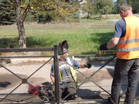 В центре Горловки проводится монтаж барьерного ограждения (видео)