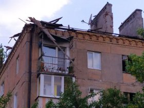 В Горловке восстанавливают кровлю многоэтажных домов, поврежденных вследствие обстрелов (фото)